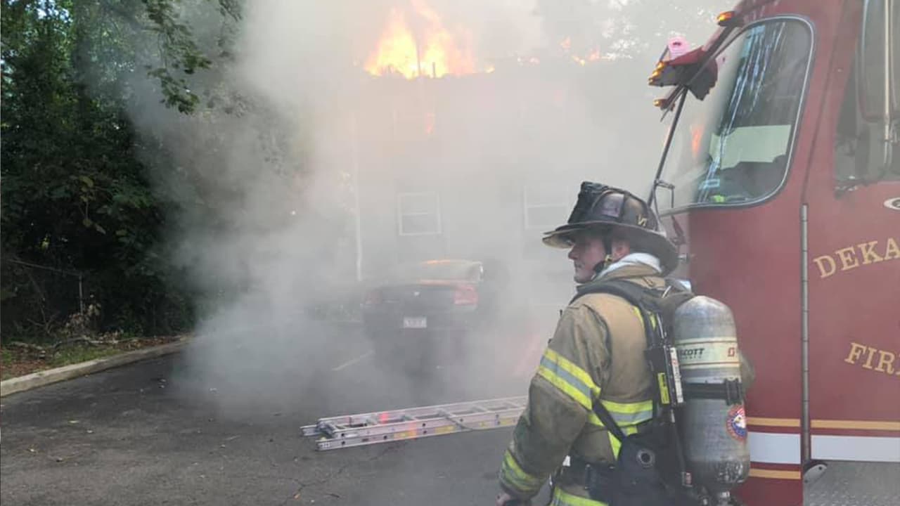 Varios residentes estaban usando sus escaleras personales para evacuar a sus vecinos de arriba y ponerlos a salvo.
