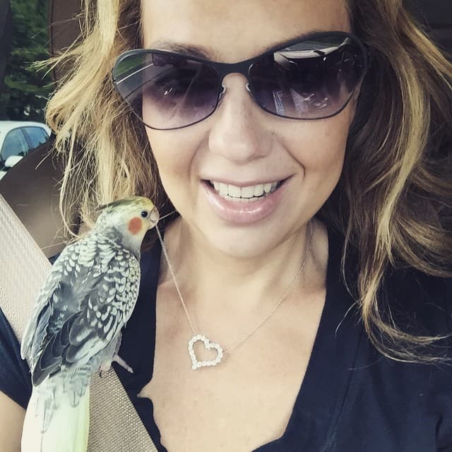 A lo que Thalía respondió que las veces que trató de contactar por teléfono con su abuela, se negaban a pasarle las llamadas, por lo que al parecer Doña Eva vivía incomunicada.