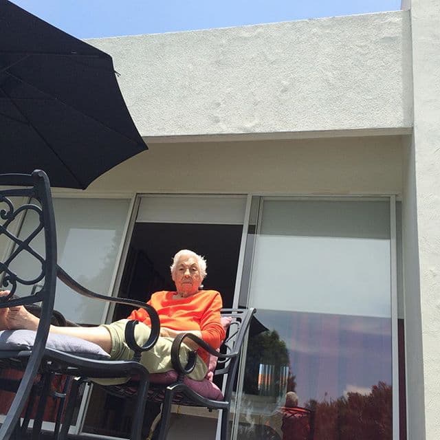 "No se molestan ni siquiera para preguntar cómo estoy, no saben ni cómo vivo", declaró doña Eva en entrevista para el programa Primer Impacto en noviembre de 2012, cuando también las acusó de tenerla abandonada.