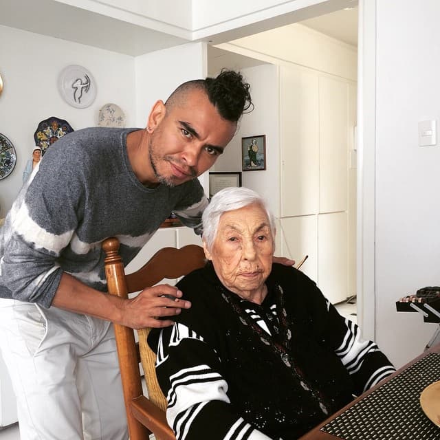 Estas fotos podrían ser las pruebas de que entre la cantante y su abuelita se acabaron las tensiones que vienen arrastrando desde hace años, tras varios enfrentamientos legales.
