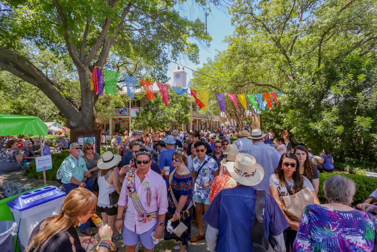 <h2 class="cms-H2-H2">Fiesta Arts Fest</h2>
<br>
<ul>
<li class="li1">Cuándo: 26 de abril</li>
</ul>
<ul>
<li class="li1">Hora: 10:00 horas - 18:00 horas</li>
</ul>
<ul>
<li class="li1">Dónde: UTSA SW Campus</li>
</ul>
<ul>
<li class="li1">Qué es: Evento de 2 días en el que se ofrece la oportunidad de comprar productos hechos a mano, tradicionales o contemporáneos. La feria tendrá música nacional y regional, así como cabinas de comida y bebida.</li>
</ul>
<ul>
<li class="li1">Costo: 20 dólares</li>
</ul>