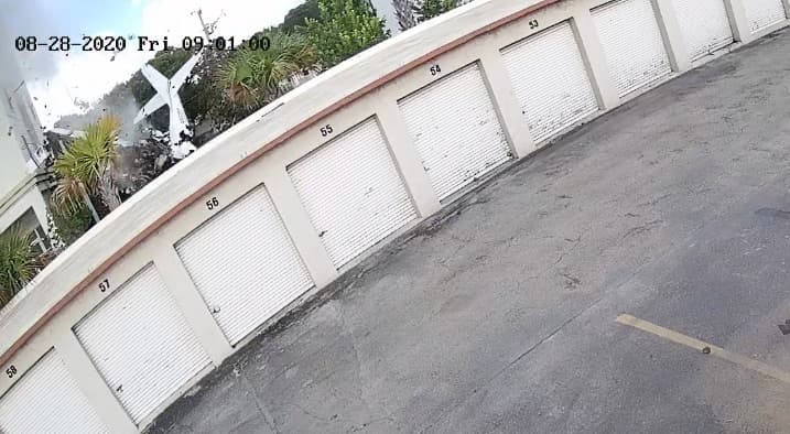 Un video registra el momento en que una avioneta choca contra un edificio en Broward