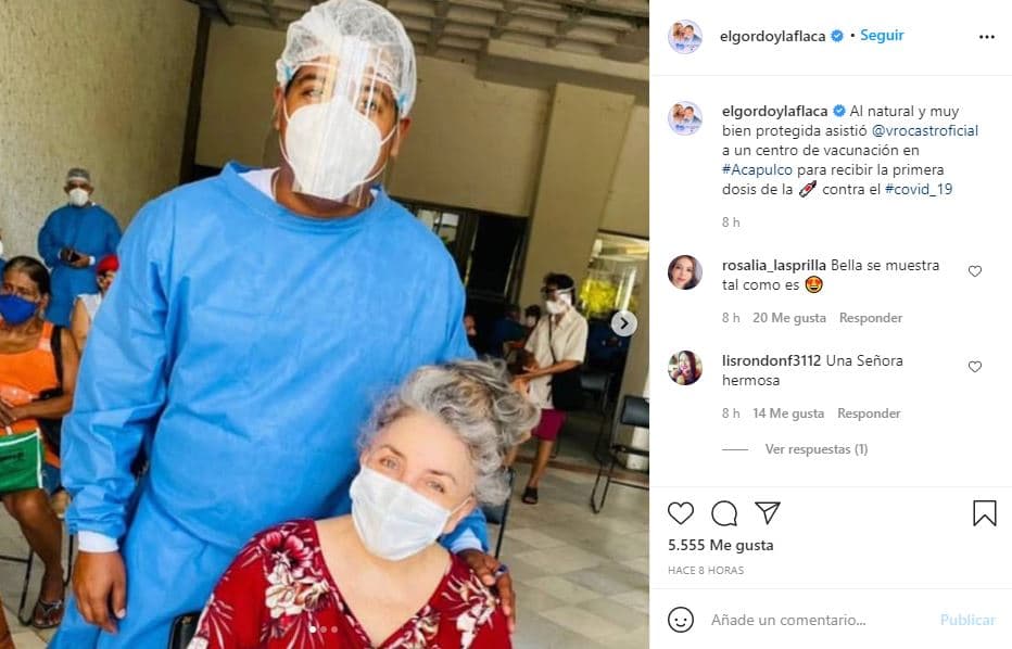 La mamá de Cristian Castro posó junto a médicos y enfermeras del centro de salud de Acapulco, Guerrero, en el que le aplicaron la primera dosis de la vacuna.