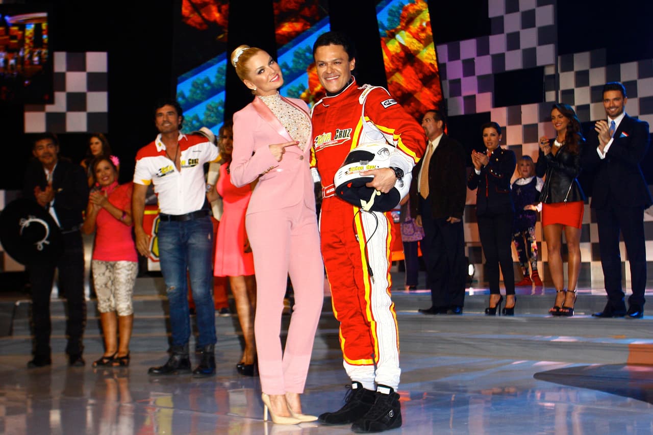 Semanas después de su estreno, Fernández salió de la telenovela y 
<b><a href="http://www.univision.com/temas/david-zepeda">David Zepeda</a></b> entró en su lugar, este cambio fue aplaudido por el público, pues era un actor más 'guapo' para 
<b><a href="http://www.univision.com/temas/marjorie-de-sousa">Marjorie</a></b>.