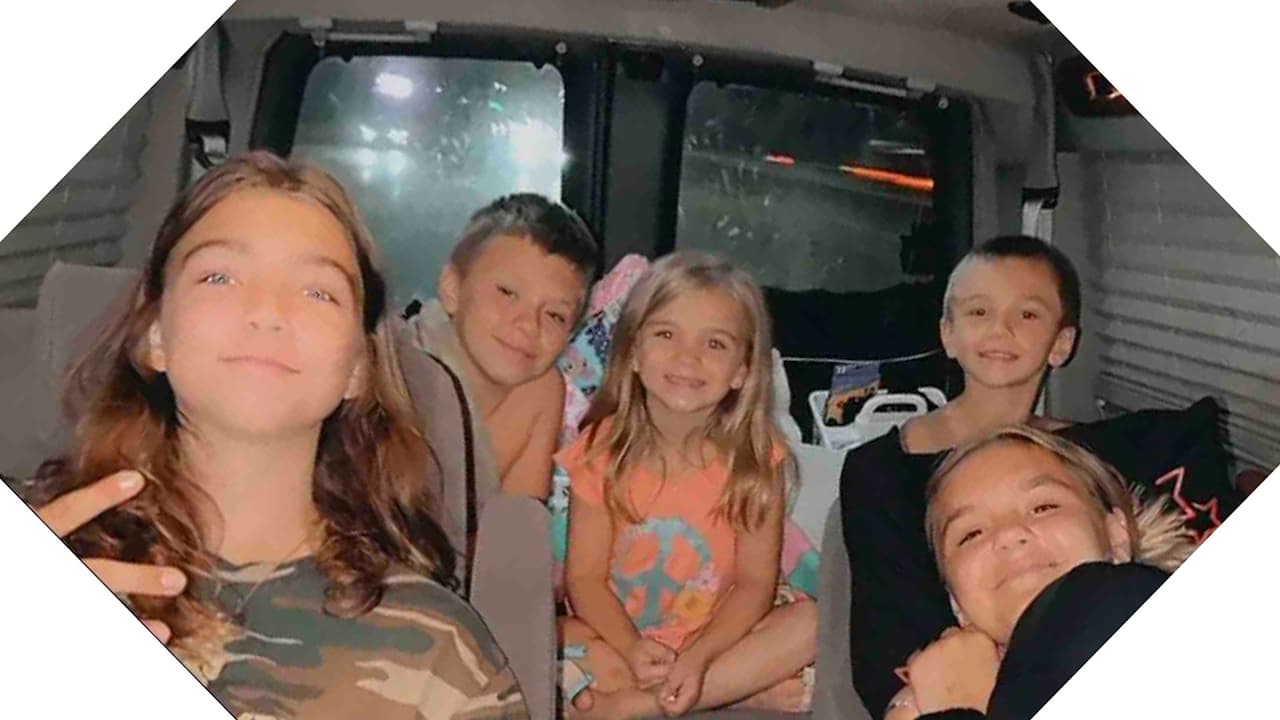 "Es con el corazón destrozado que anunciamos la muerte de nuestra querida entrenadora de porristas Lauren Dobosz, junto a sus hermosos hijos Emma, Lucas, Nicholas, Ella además de su amiga Kat", escribieron conocidos de la madre de la mayoría de los niños que también murieron en el accidente.