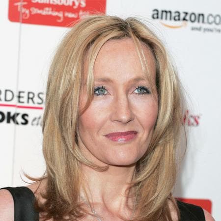 J.K Rowling, la autora de los libros de Harry Potter hizo una donación de 1,000,000 de dólares a Oxfam y también a través de redes sociales ha instado a sus seguidores a donar en auxilio del país azteca, que visitó recientemente.
