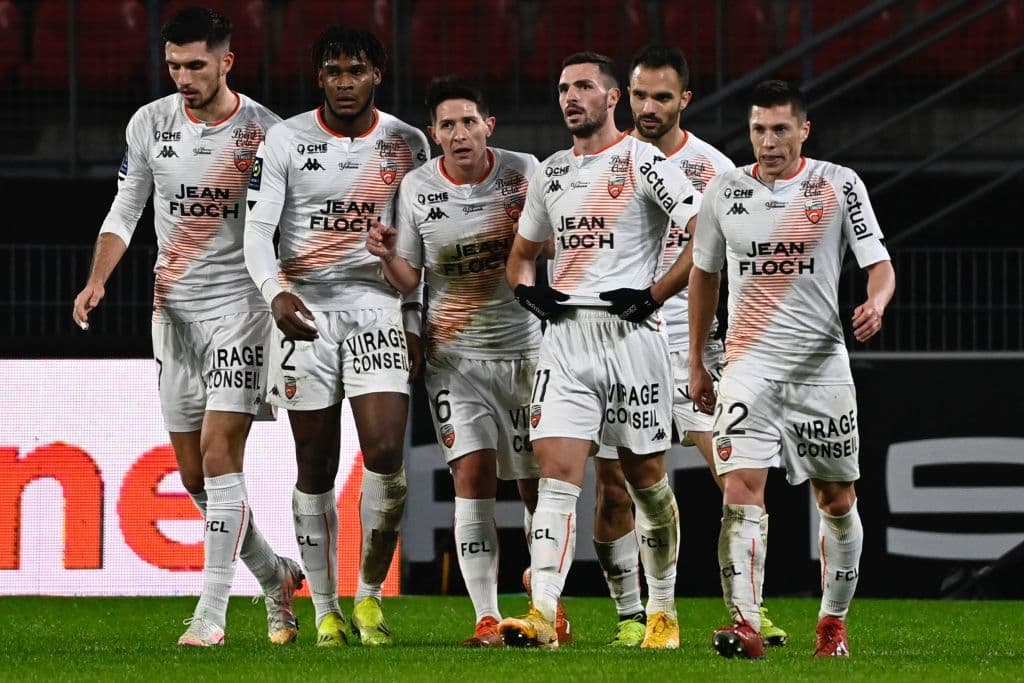 Rennes y Lorient repartieron puntos; su encuentro terminó en empate 1-1. El primer tanto del encuentro cayó por parte de Martin Terrier al minuto 14, pero llegó Quentin Bosgard casi al finalizar el encuentro para igualar el marcador en la Ligue 1.