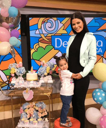 Esta pequeñita es un amor, basta ver la ternura con la que abraza al bebé que viene en camino.