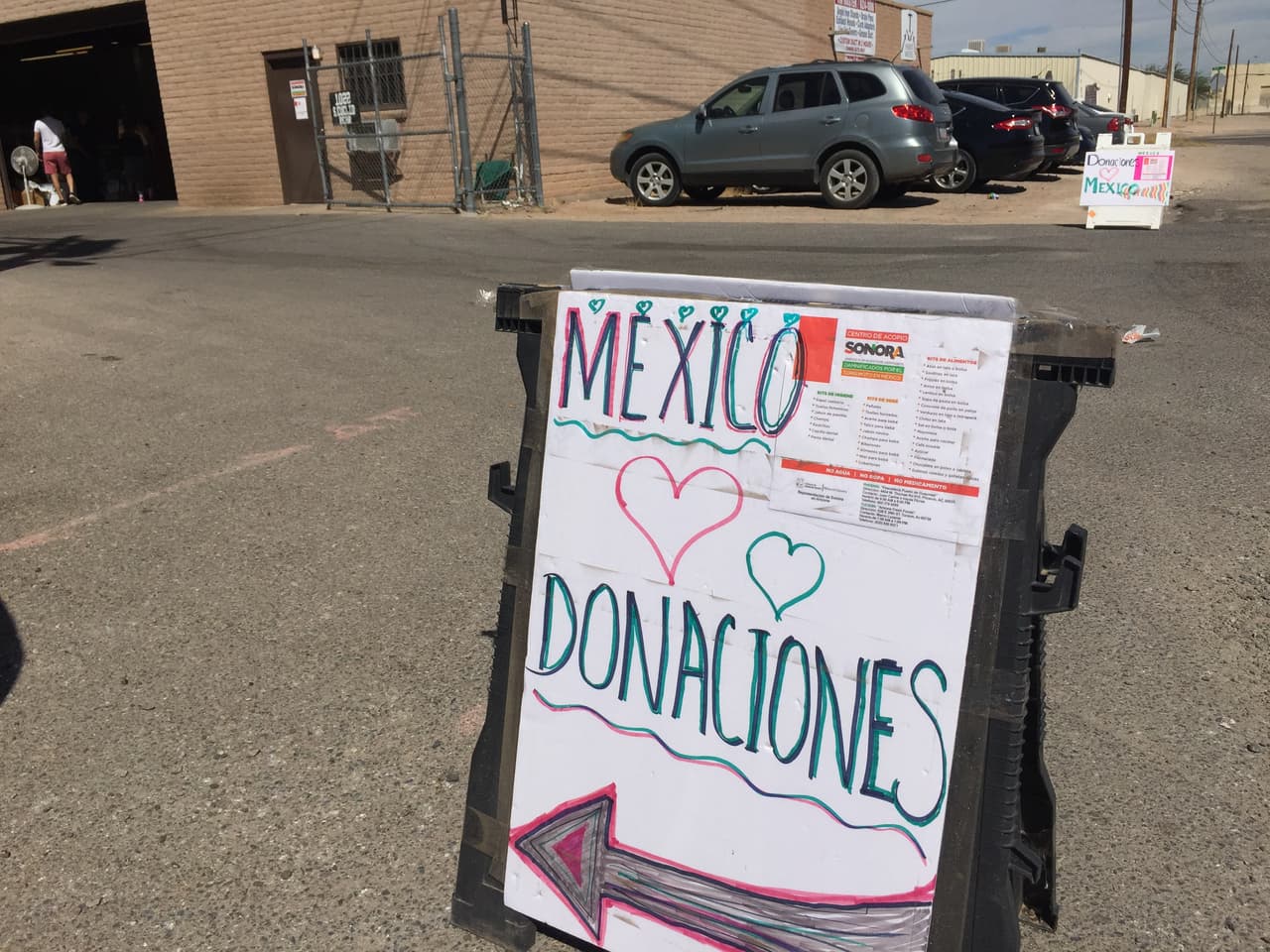 Decenas de personas llegan con cajas o bolsas para dar su granito de arena a los damnificados por el terremoto.