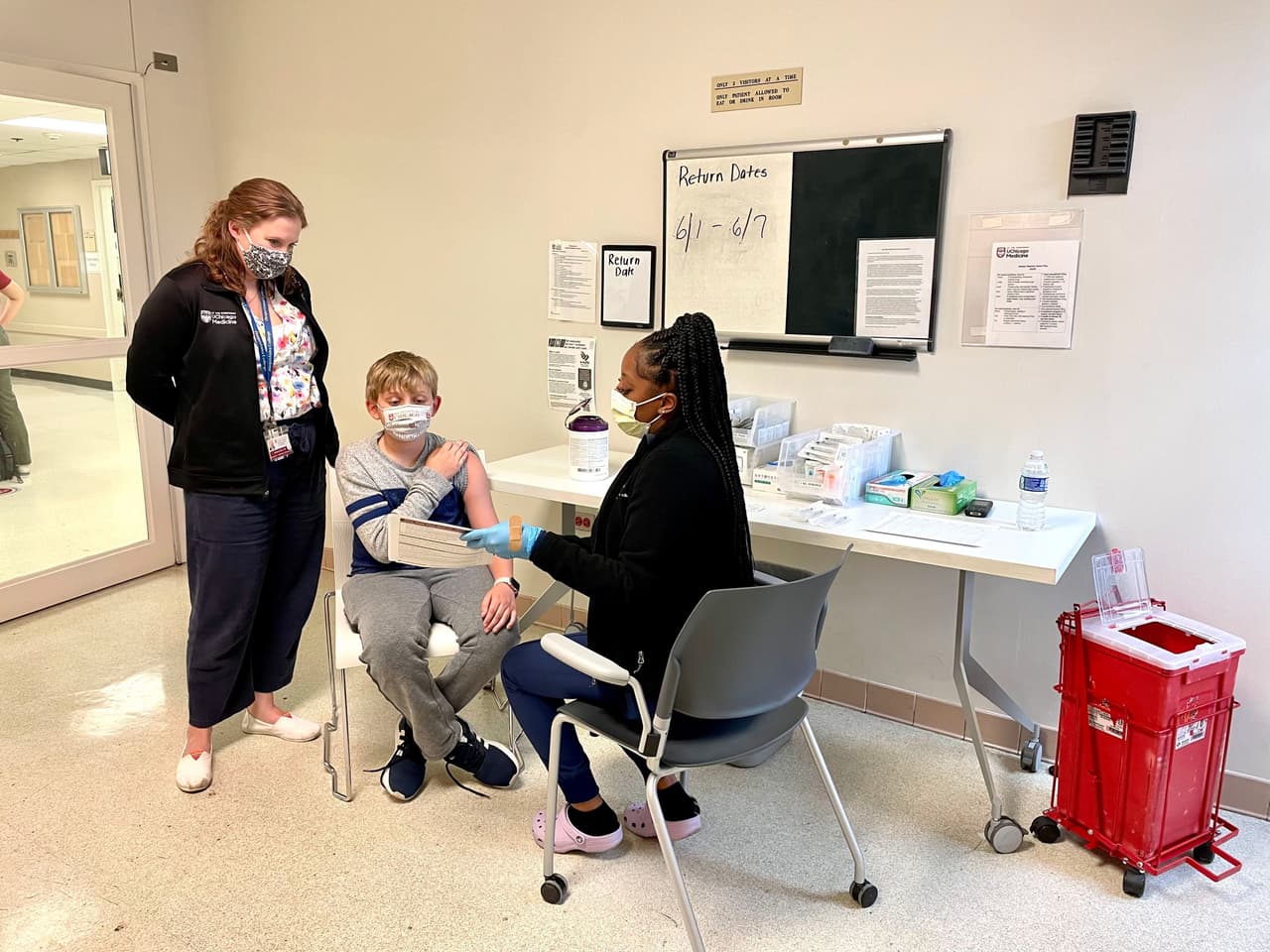 <b><a href="https://www.univision.com/local/chicago-wgbo/menores-de-12-a-15-anos-en-chicago-ya-pueden-ser-vacunados-contra-el-coronavirus-esto-debes-saber-video">La FDA y los Centros de Control y Prevención de Enfermedades (CDC, por sus siglas en inglés declaró que la vacuna contra el coronavirus de Pfizer es segura.</a></b> De la misma forma, establecieron que ofrece una gran protección a esta audiencia.