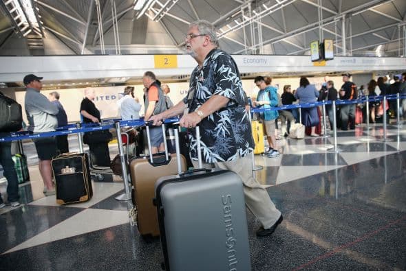 Caos en aeropuertos de Chicago por fuego 