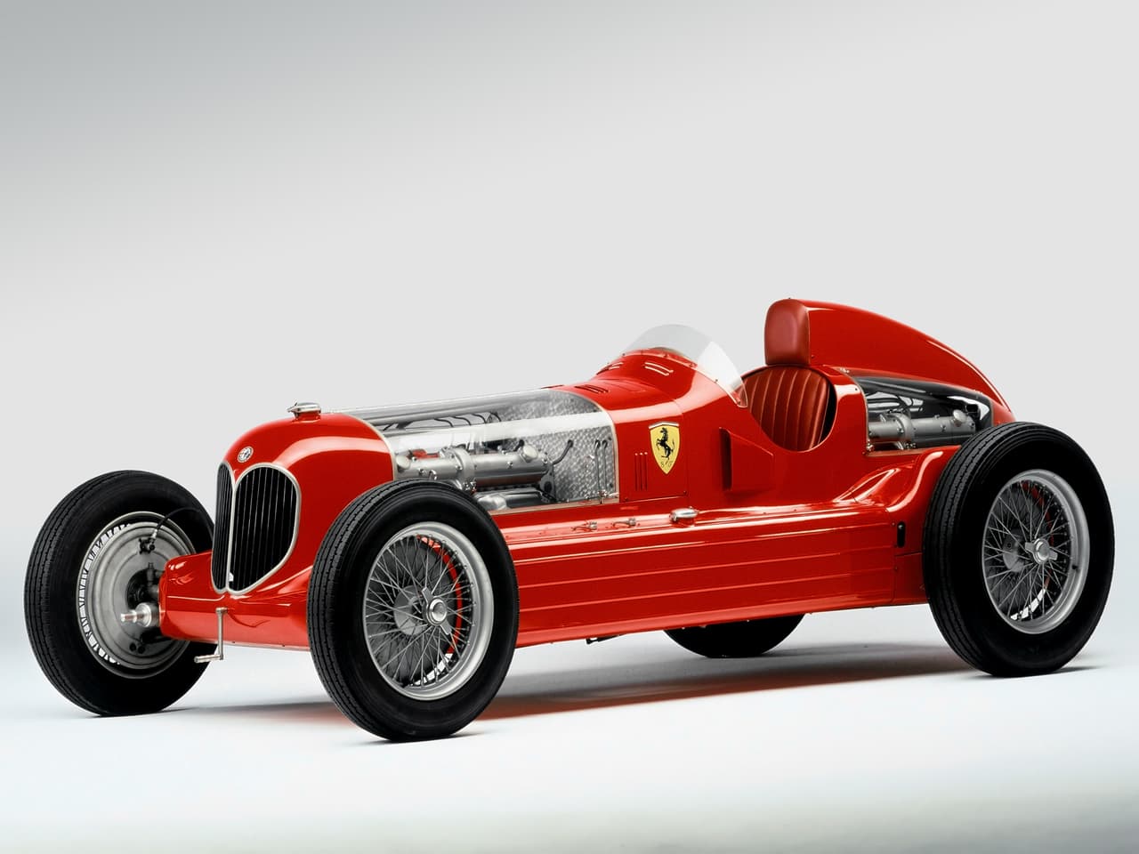 Enzo Ferrari estuvo a cargo del desarrollo del Alfa Romeo Bimotore de 1935. Este se convirtió en el primer carro con el emblema de Ferrari y vio el regreso de Tazio Nuvolari al equipo oficial de Alfa. Ese mismo año Nuvolari ganaría GP Nurbrgring a bordo del Alfa Romeo P3 3167cc supercargado 265hp. Una carrera imposible de ganar por Alfa Romeo, ya que los vehículos alemanes participando eran considerados superiores frente a los italianos. Al final 300,000 aplaudieron a Nuvolari, mientas que los representantes del 3er Reich se vieron furiosos por el resultado.