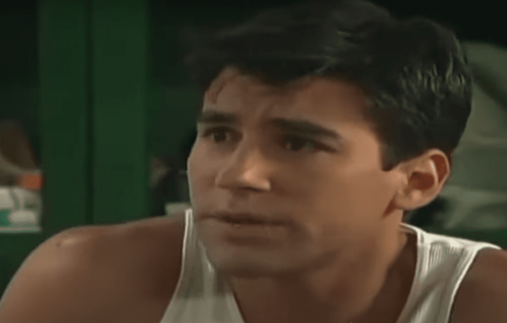 <b>Mauricio Barcelata como Mariano</b>
<br>
<a href="https://www.univision.com/shows/guerreros-2020/mauricio-barcelata-estara-frente-a-los-microfonos-de-guerreros-2020-la-batalla-mas-extrema-de-la-television-fotos">El actor mexicano</a> le dio vida a Mariano, novio de Lorena en el primer capítulo, quien termina con ella porque se enamora de Tania.