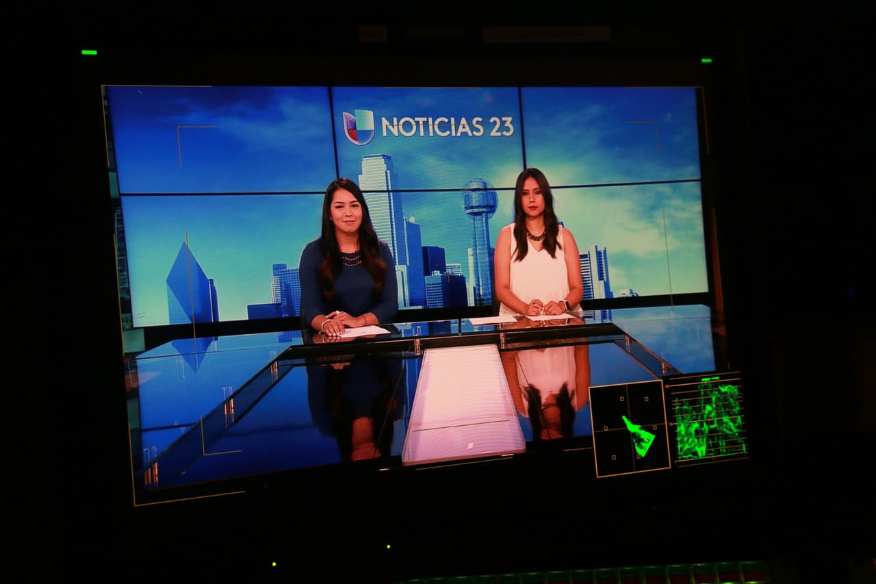 Las presentadoras Viridiana Martínez y Yeraldín Ronquillo en la prueba de audio.