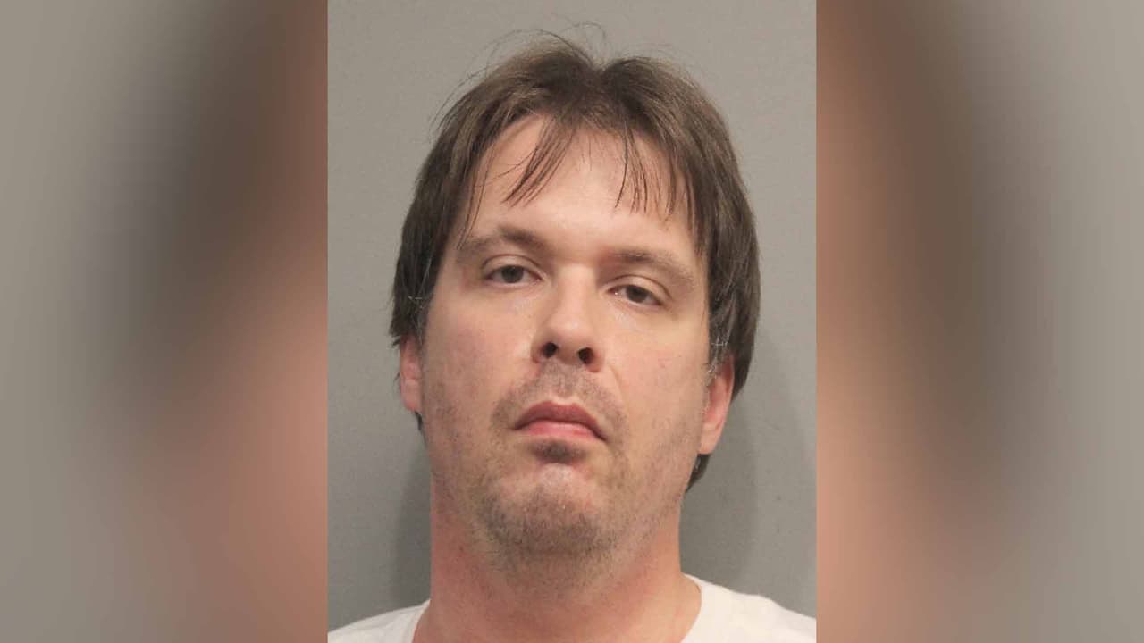 Shawn Paul Robinson, de 38 años, es cirujano, empleado en UTMB. Se le fijó una fianza de 15,000 dólares.