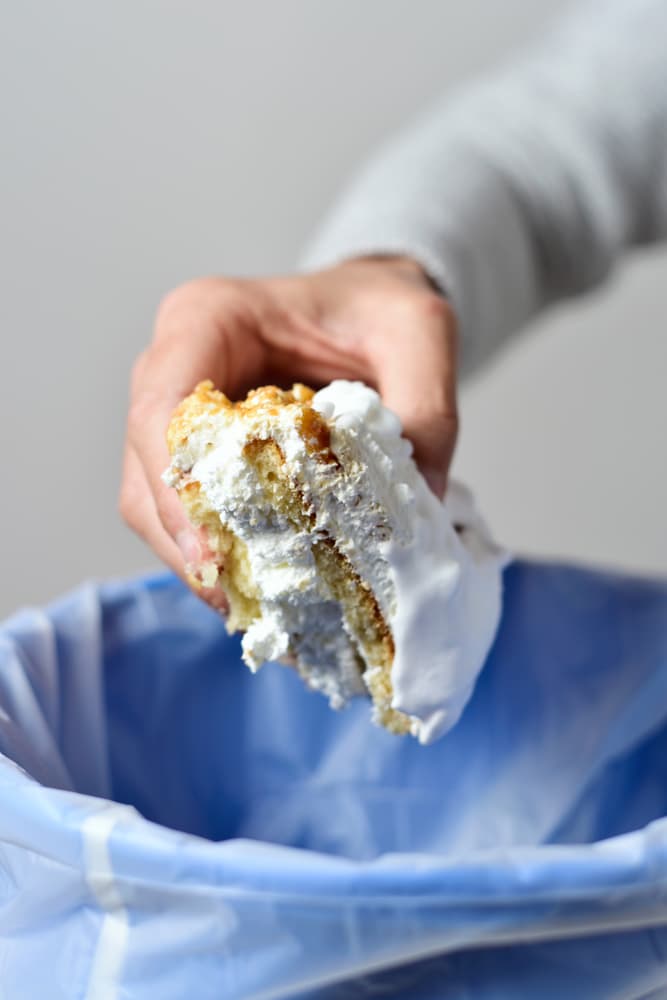 Deja la rebanada solita, sin tocarla, en tu altar, todo el día hasta que termine tu cumpleaños. Al día siguiente déjala en la naturaleza o mejor aún, súmala a tu composta o abono.