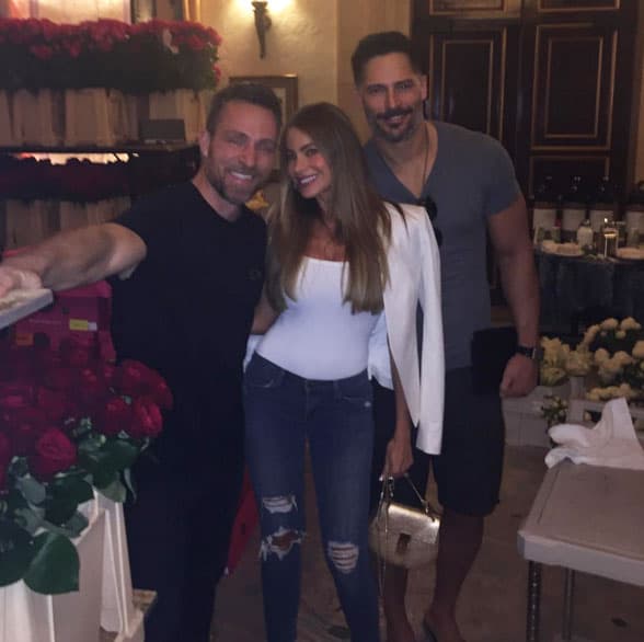 Llegando al hotel, lo primero que hizo fue revisar con Joe las flores.