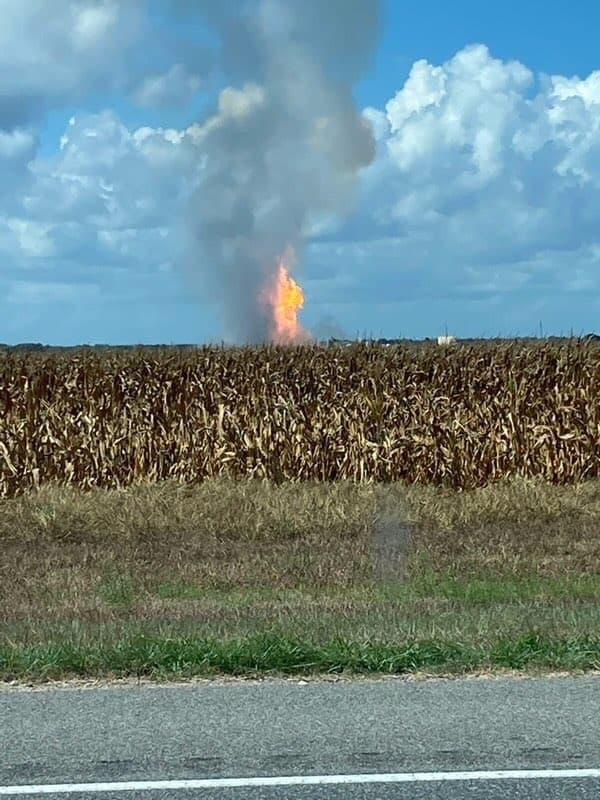 FBOEM confirmó que la compañía de tuberías está en camino a la escena y que el fuego probablemente tomará tiempo para contener.