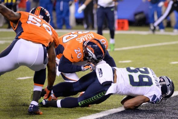 Los Seahawks, con un fútbol "total", el que había trabajado el entrenador del equipo durante toda la temporada regular, el veterano Pete Carroll, derrotaron por paliza de 43-8 a los Broncos, la mejor ofensiva de liga, con el mariscal de campo Peyton Manning a la cabeza. No habían pasado ni 12 segundos desde el comienzo del partido y los Seahawks ya hicieron historia con la anotación más rápida que se había dado jamás en un Super Bowl. Pero lo peor no fue el dejarse anotar dos puntos, sino la imagen de enfrentamiento entre Manning y el centro de origen mexicano Manny Ramírez, que no le dio bien al balón, y aunque el corredor Knowshon Moreno lo recuperó, lo hizo en la zona de protección. La mejor ofensiva de la NFL estaba paralizada, sin saber qué hacer, y ahí fue el comienzo y el final del partido disputado en el MetLife Stadium, de East Rutherford (Nueva Jersey), donde la temperatura fue de 43 grados. Malcom Smith recibió el premio de Jugador Más Valioso (MVP), el octavo defensor que lo consigue en un partido de Super Bowl y el tercer apoyador. Carroll, de 61 años, el tercer entrenador con más edad de la NFL que ganó un Super Bowl, se convirtió en el tercer entrenador que logra los dos títulos de campeón universitario de la NCAA con el equipo de USC y ahora los Seahawks en la NFL.