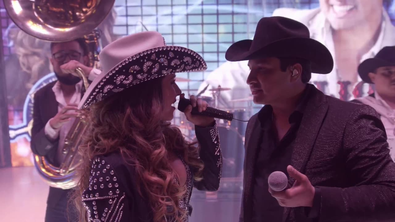 Uno de sus grandes momentos fue el dueto que realizó junto a Julión Álvarez, los dos encendieron al público con su canción.