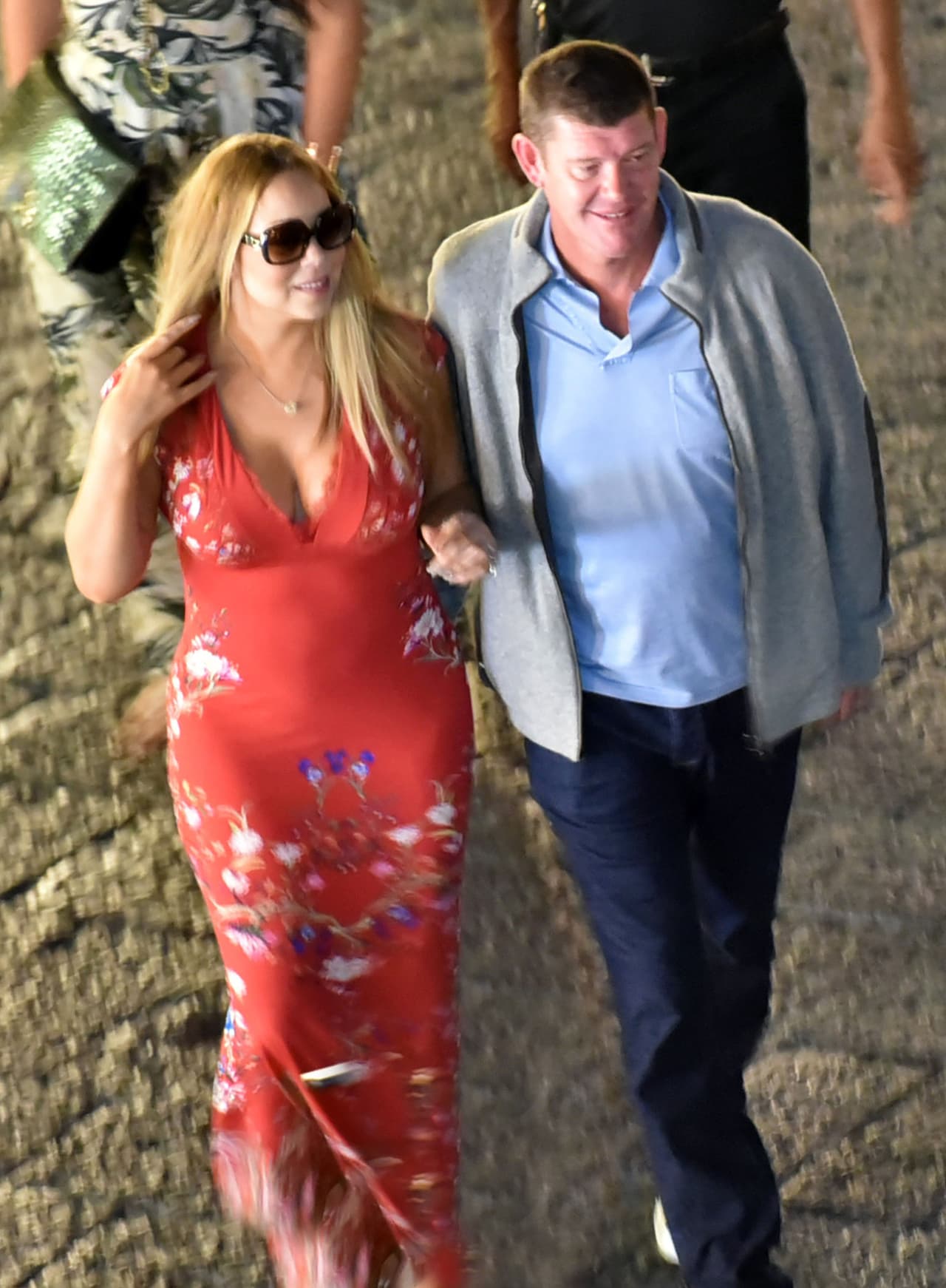 Cenas románticas, asistencia a importantes eventos sociales, paseos por paradiasiacos lugares, son algunas de las actividades de las que ahora se ocupa la guapa Mariah, a la par de sus presentaciones.