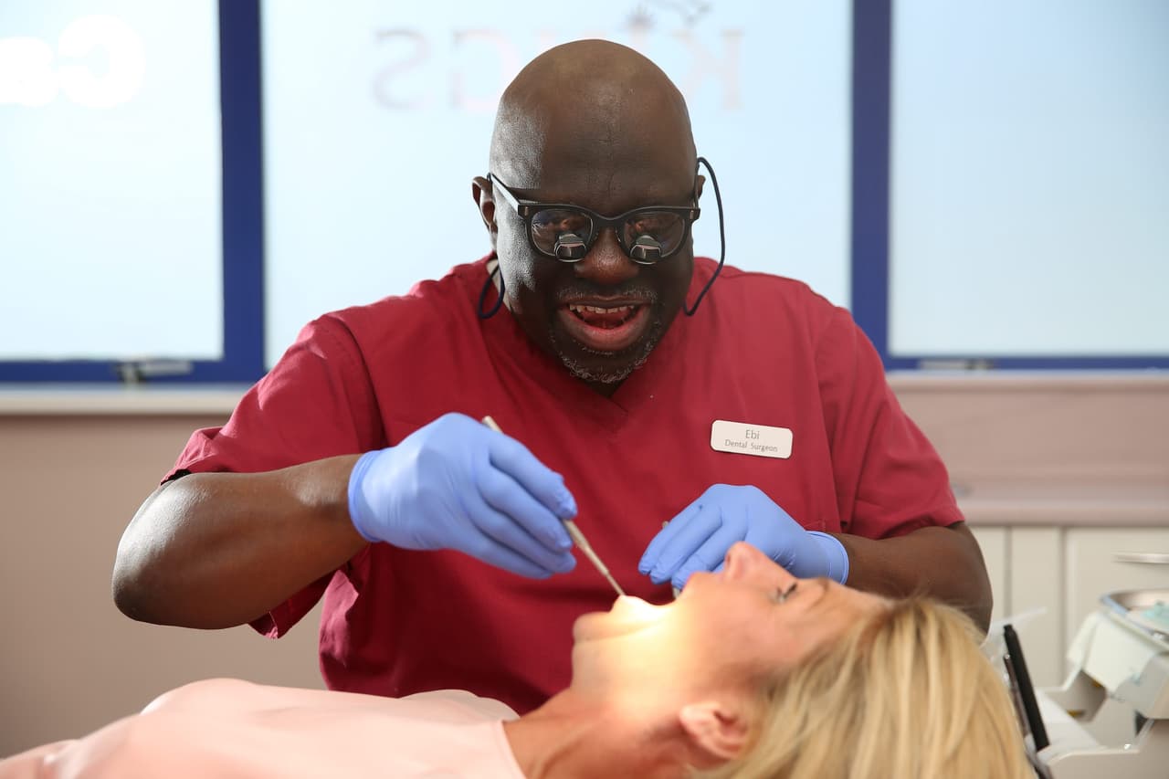 El doctor descubrió que el canto elimina los nervios de sus pacientes.