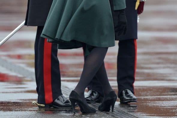 Y en este evento una grieta en el suelo la hizo detener su marcha.