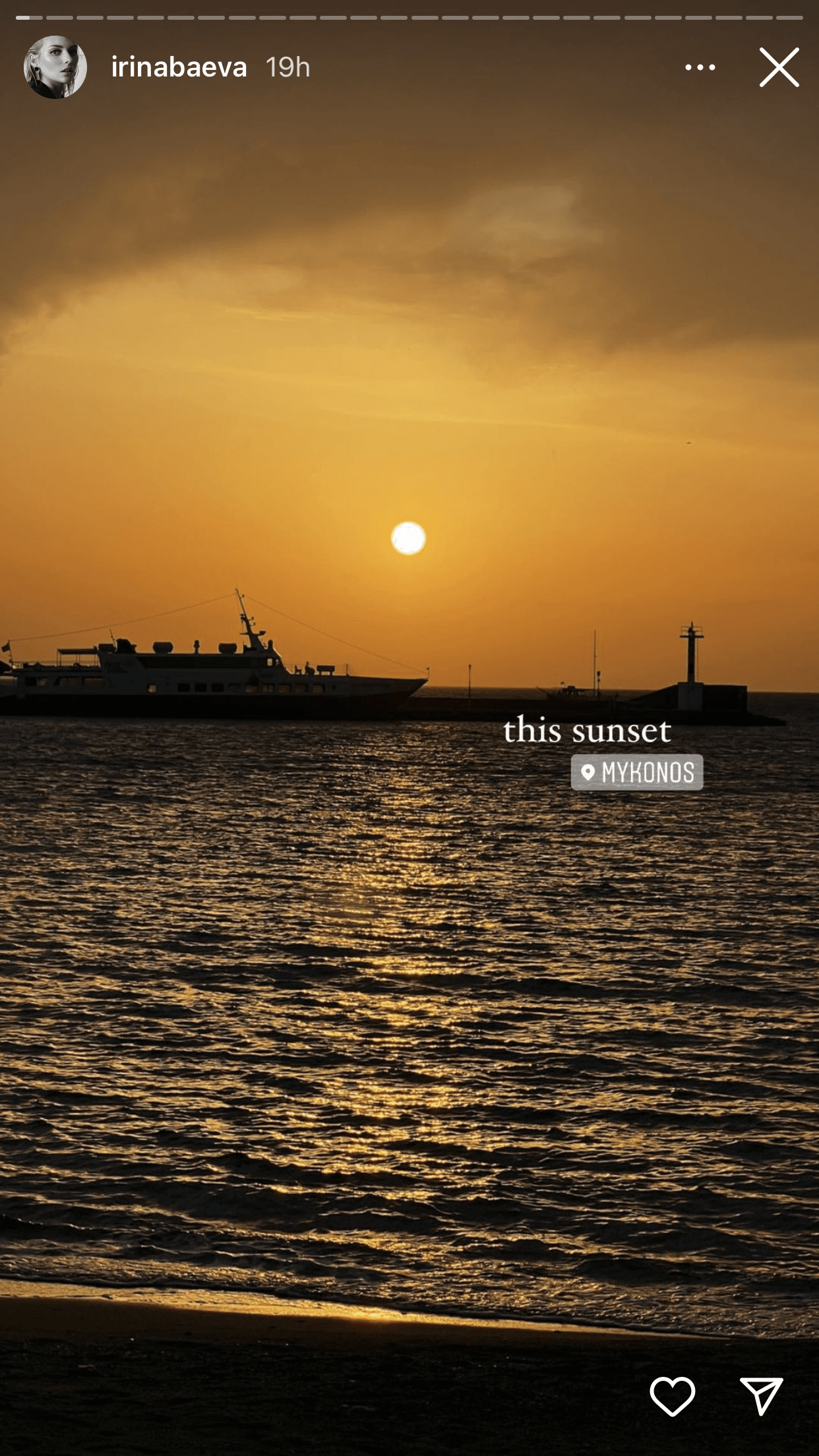 Uno de ellos fue la isla de Mykonos, en donde observaron este atardecer.