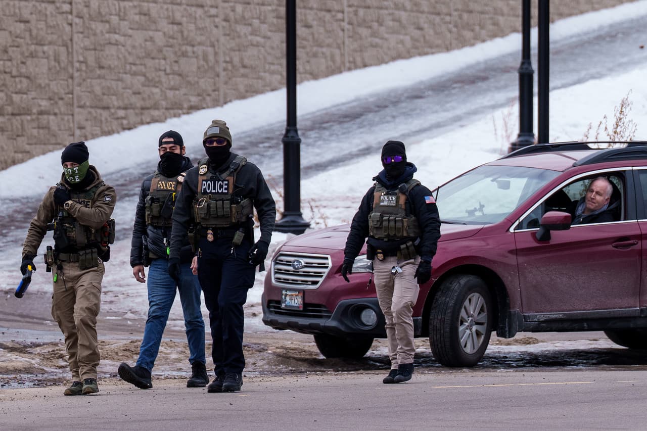 Juez prohíbe a agentes de ICE tomar represalias contra un hombre que los grabó en Ohio