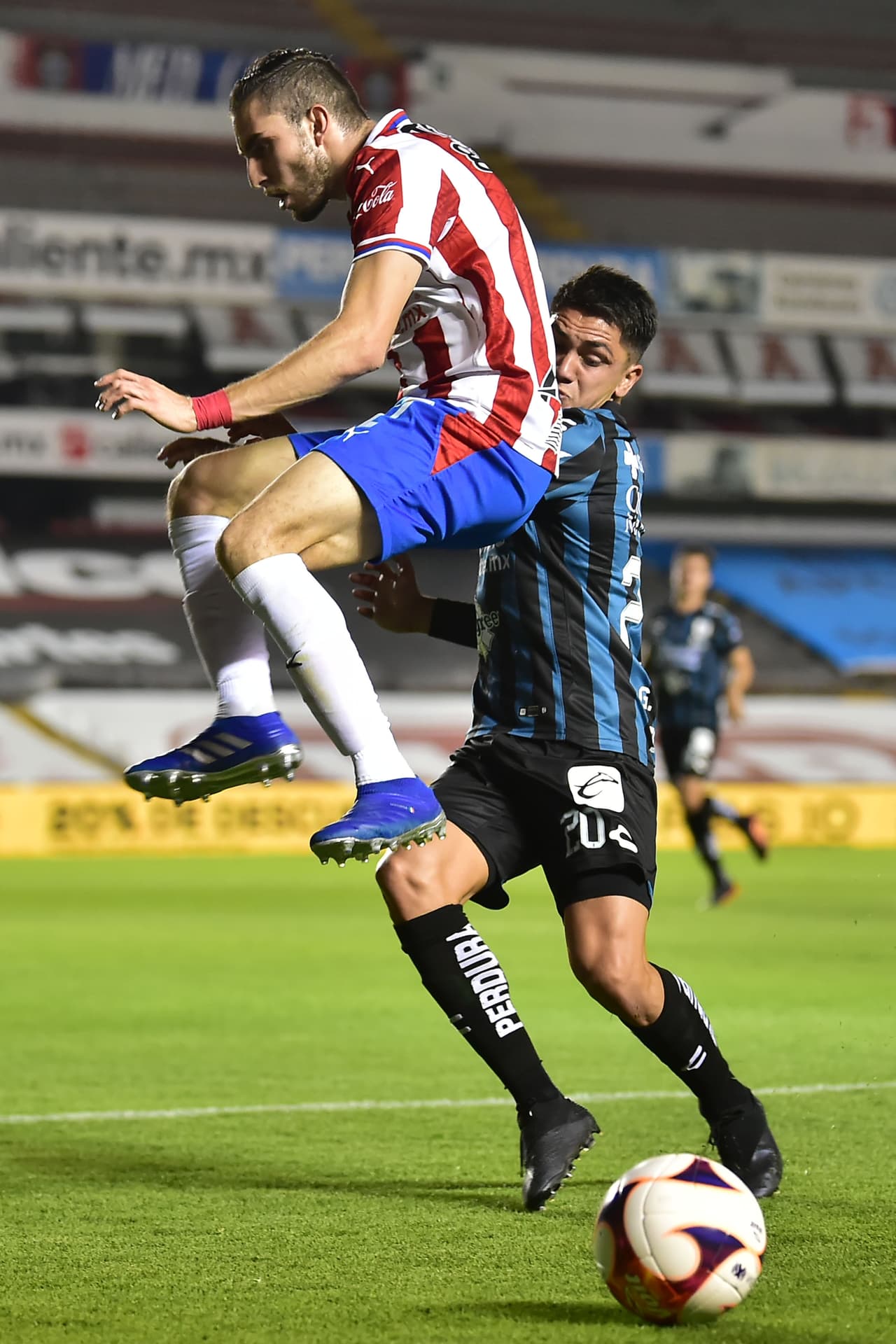 Querétaro y Chivas empatan 2-2 en La Corregidora y se conforman con un puntos. Ambos equipos se quedan con 11 puntos, pero Chivas ese sitúa en la décimo lugar mientras que los Gallos se quedan con la doceava posición.