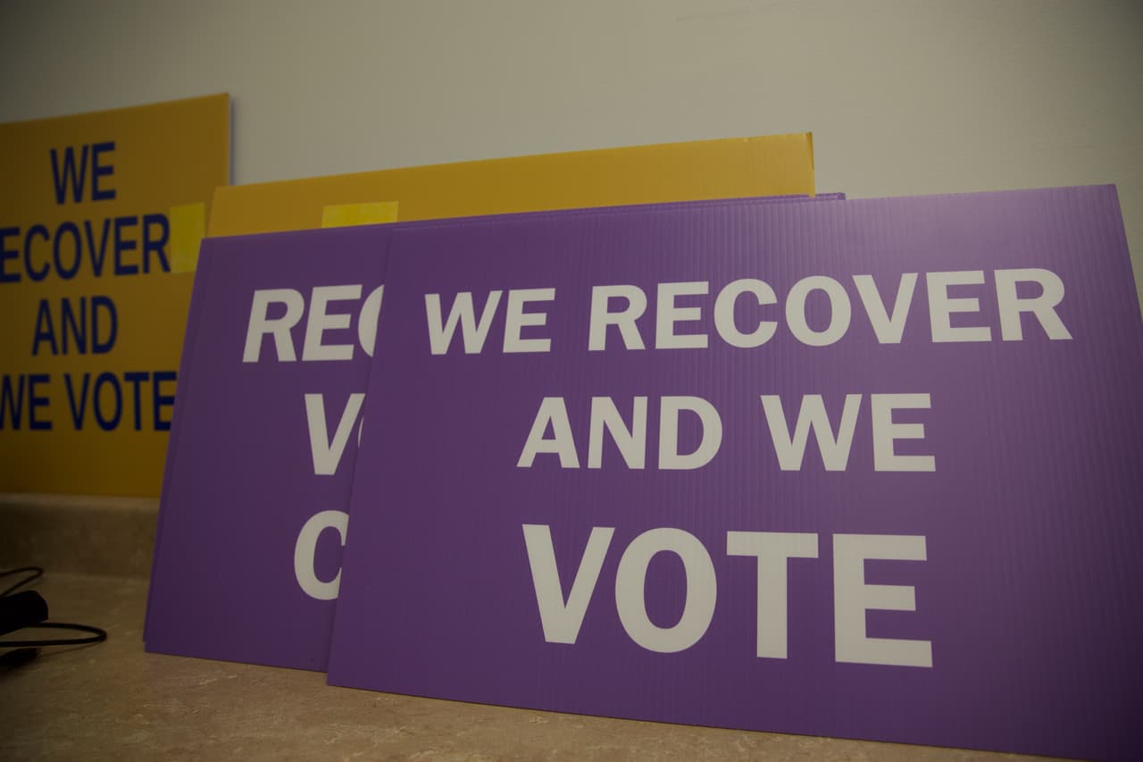 "Nos recuperamos y votamos", se lee en un cartel en el centro Hope