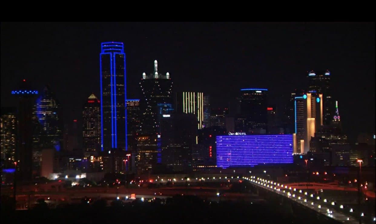 La ciudad de Dallas está de luto tras la muerte del oficial Jacob Arellano, de 25 años. Varios edificios y monumentos se pintaron de azul en memoria del policía caído.