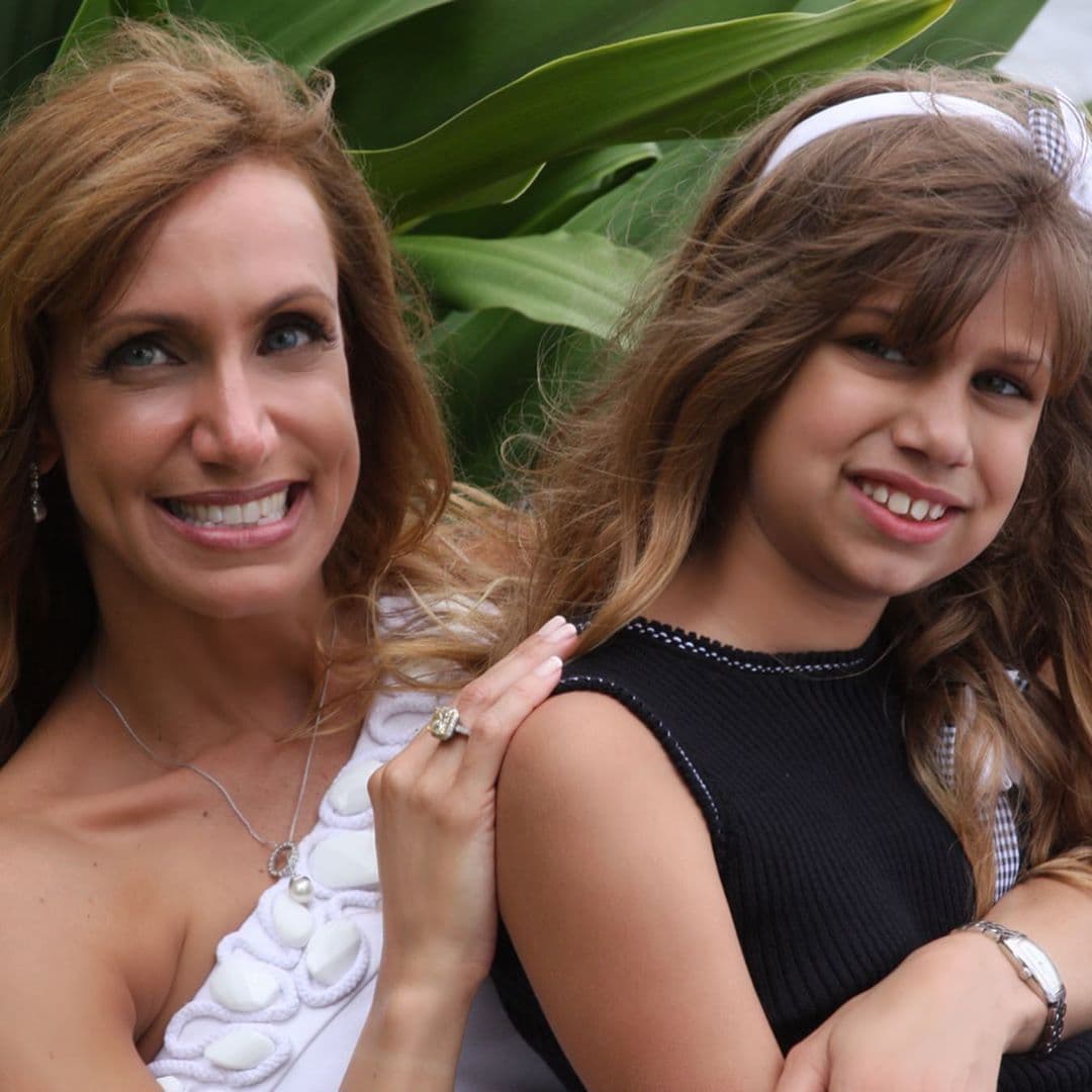 Por su parte, Lili Estefan publicó en Instagram un mensaje dedicado a su hija acompañado con una serie de fotografías que recuerdan cuando Lina era pequeña.