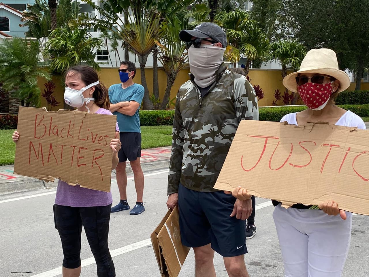 Los manifestantes exigen que se haga justicia no solo con el caso de Floyd, sino que se revisen los procedimientos de la policía y los actos de racismo.