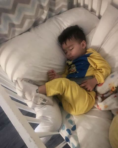 Además de sus divertidas aventuras, la actriz comparte tiernos momentos de su angelito, como esta imagen donde lo vemos dormido en su cuna.