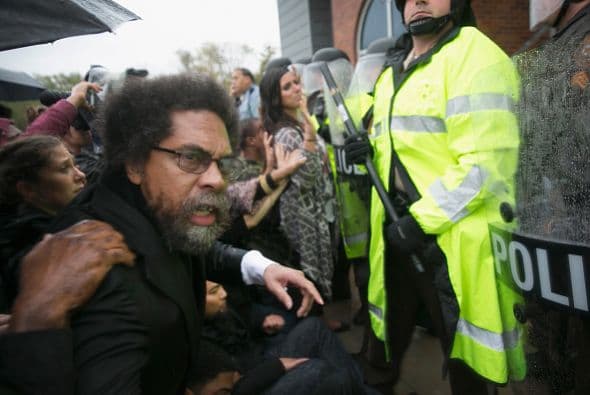 Antes de ser capturado por la policía, el intelectual comunicó a los manifestantes que no tenía planeado dar un discurso, sino participar en un plan de desobediencia civil.
