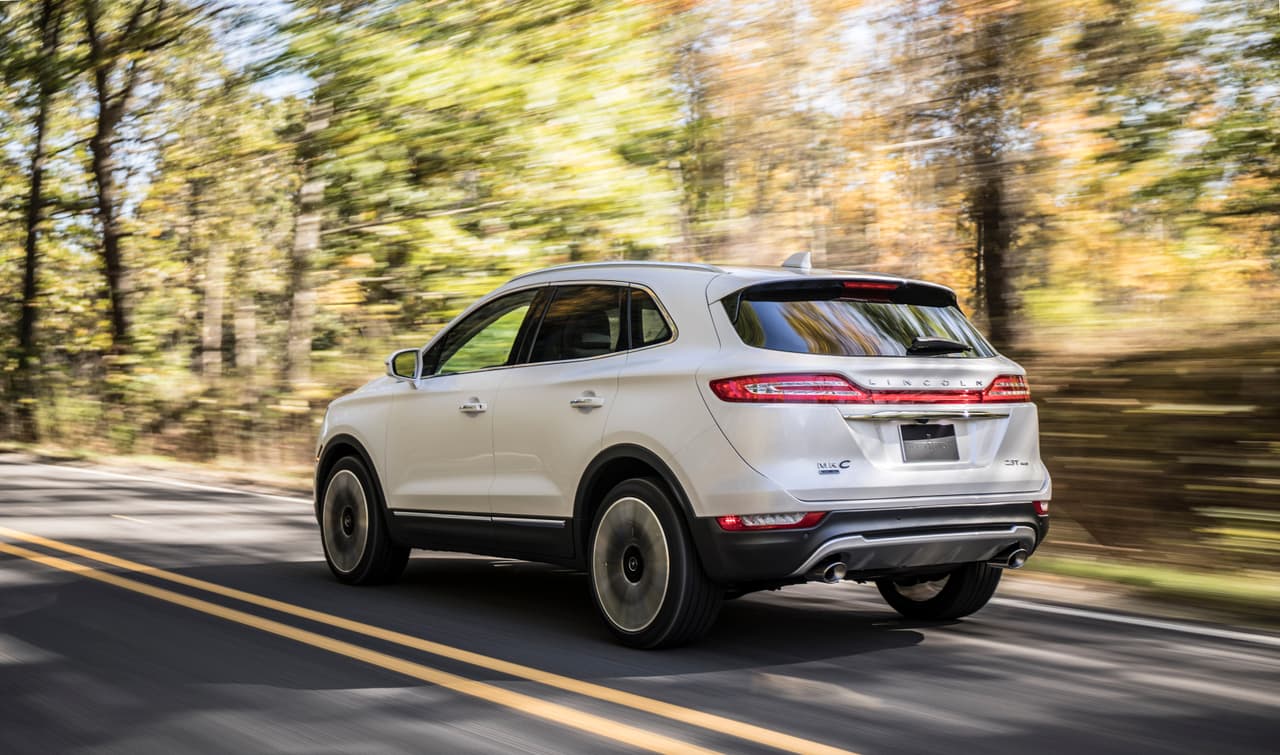Al igual que en el modelo que reemplaza, la Lincoln MKC 2019 cuenta con dos motores. 
<br>
<br>El motor básico es un 4 cilindros de 2.0 litros turbocargado que genera 245 caballos de fuerza, mientras que el motor opcional es un 4 cilindros de 
<b>2.3 litros</b>, también 
<b>turbocargado</b>, que genera 
<b>285 caballos de fuerza</b> y 
<b>305 lbs-pie de torque</b>, que le da a la camioneta la capacidad de remolcar hasta 3,000 libras. Ambos motores pueden ser acoplados al sistema de tracción integral inteligente de Lincoln. Lamentablemente el fabricante no aclaró si la nueva transmisión de 9 velocidades de Ford va a ser parte de las mejoras de la MKC.