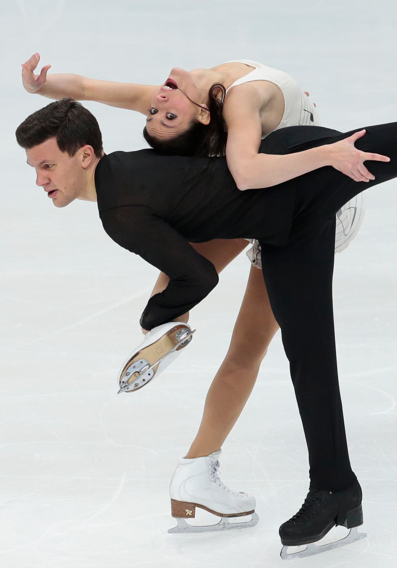 En Moscú se disputa la Copa Rostelekom ISU Gran Premio de patinaje artístico, que recibe a parejas de todo el mundo. En la imagen, los estadounidenses Madison Chock y Evan Bates durante su danza libre.