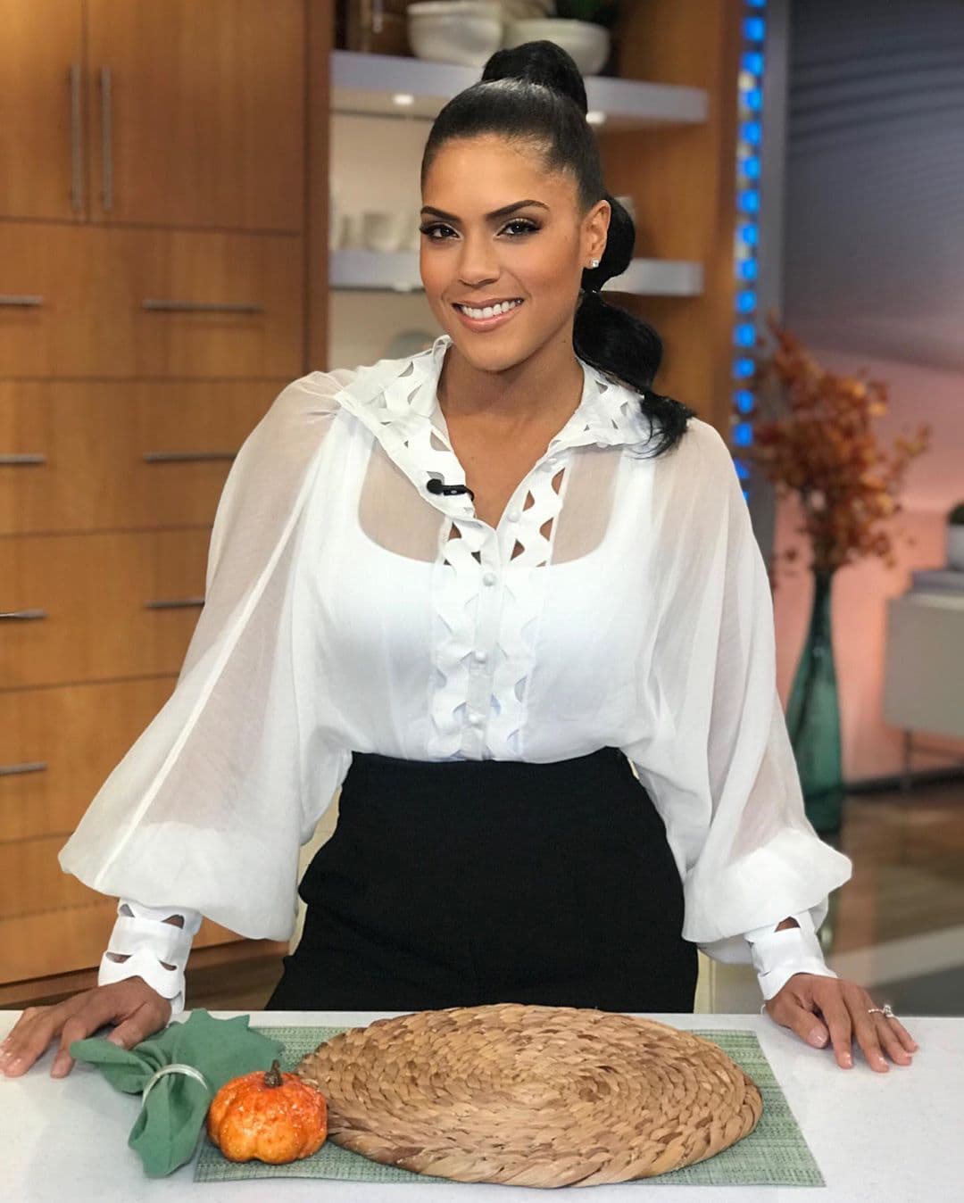 Hace unos días, la blusa de mangas XL que lleva Fran en esta imagen dio mucho de que hablar, ya que Maity Interiano y la productora de Despierta América, Luz María Doria, usaron una igual, el mismo día y sin ponerse de acuerdo.