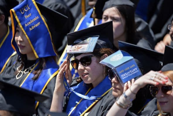 Los jóvenes escuchaban mientras se cubrían del sol.