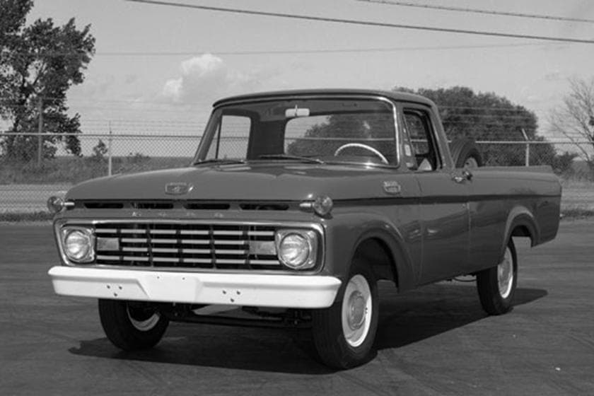 <b>6) Fabricaron F-100 y F-250 con cuerpos estampados en una pieza (cont.) </b>
<br>Desafortunadamente, aparecieron reportes de usuarios que habían cargado cargas pesadas en sus camionetas y éstas habían deformado el cuerpo del camión sellando sus puertas.