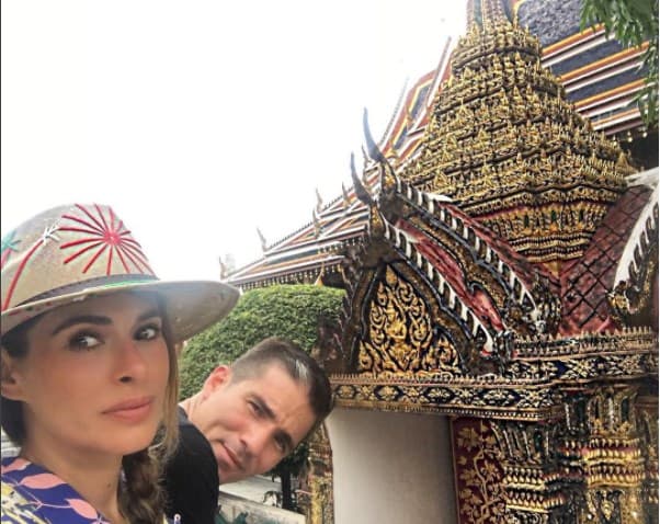 Galilea Montijo y su esposo, Fernando Reina acercándose a la cultura y las tradiciones de Tailandia.