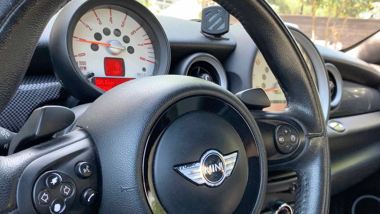 La Administración Nacional de Seguridad del Tráfico en las Carreteras recibe reportes de fraudes con el odómetro al 
<b>888-327-4236.</b>