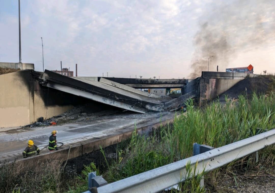 Amanece cortada la I-95 en Filadelfia tras colapso de tramo elevado por incendio de camión cisterna