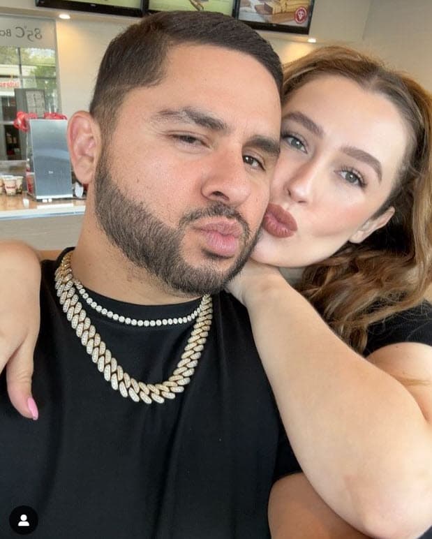 Pero a mediados de junio pasado, la pareja sorprendió con el anuncio de que
<b> <a href="https://www.univision.com/famosos/te-dije-kenia-ontiveros-y-larry-hernandez-revelan-el-sexo-de-su-bebe-y-estallan-en-gritos-video" target="_blank">esperan un cuarto bebé. </a></b>