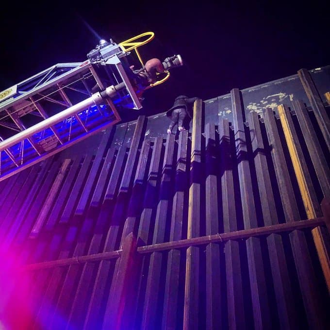 El último fallecimiento en toda la frontera se registró en mayo pasado en Otay Mesa, California. Los agentes fronterizos relatan que escucharon un grito y vieron que un hombre “cayó aproximadamente a 15 pies de altura desde la barrera principal y aterrizó entre la barreras principal y secundaria”, describe un comunicado. Los paramédicos llegaron al lugar diez minutos después, solo para declararlo muerto.