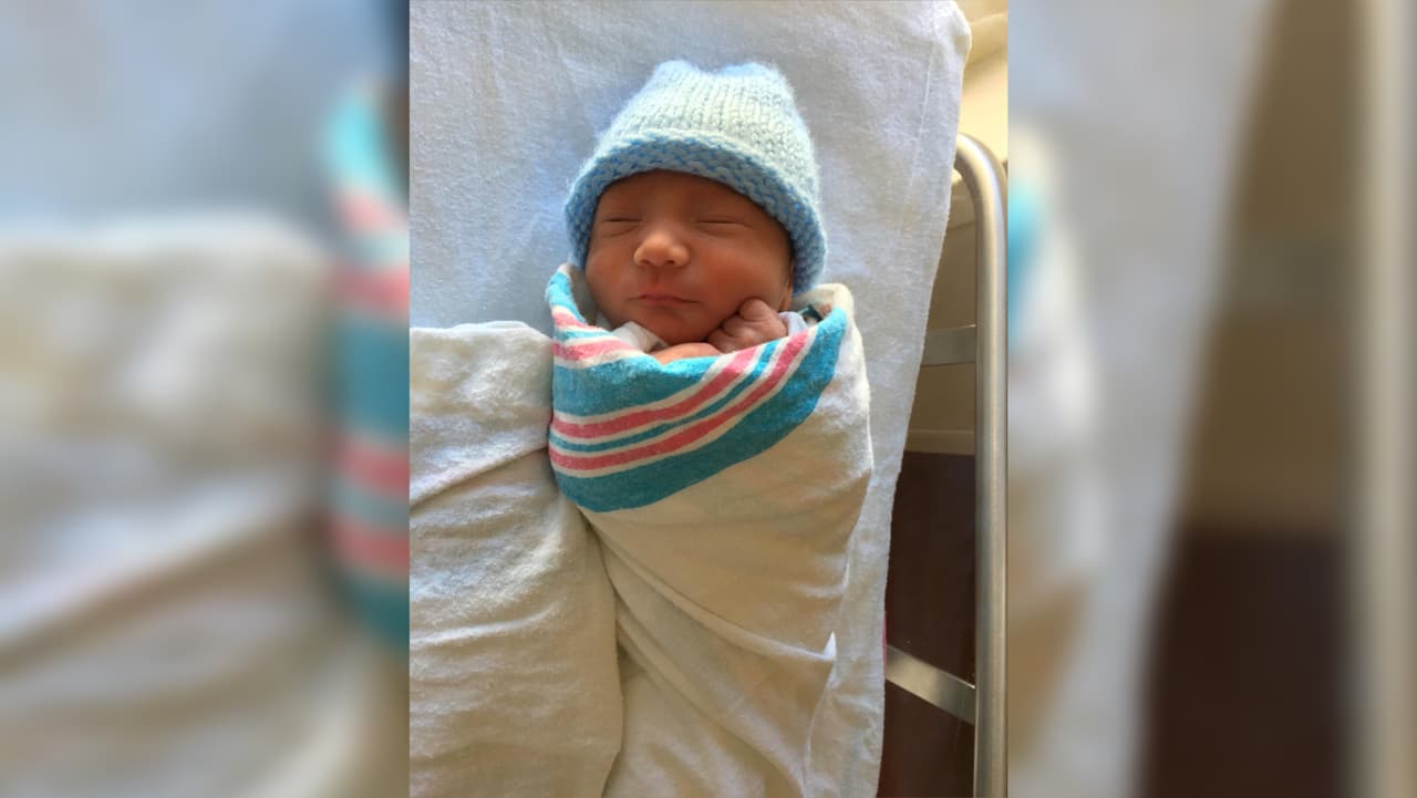 Madre hispana inicia trabajo de parto en pleno vuelo y obliga un desvío de ruta