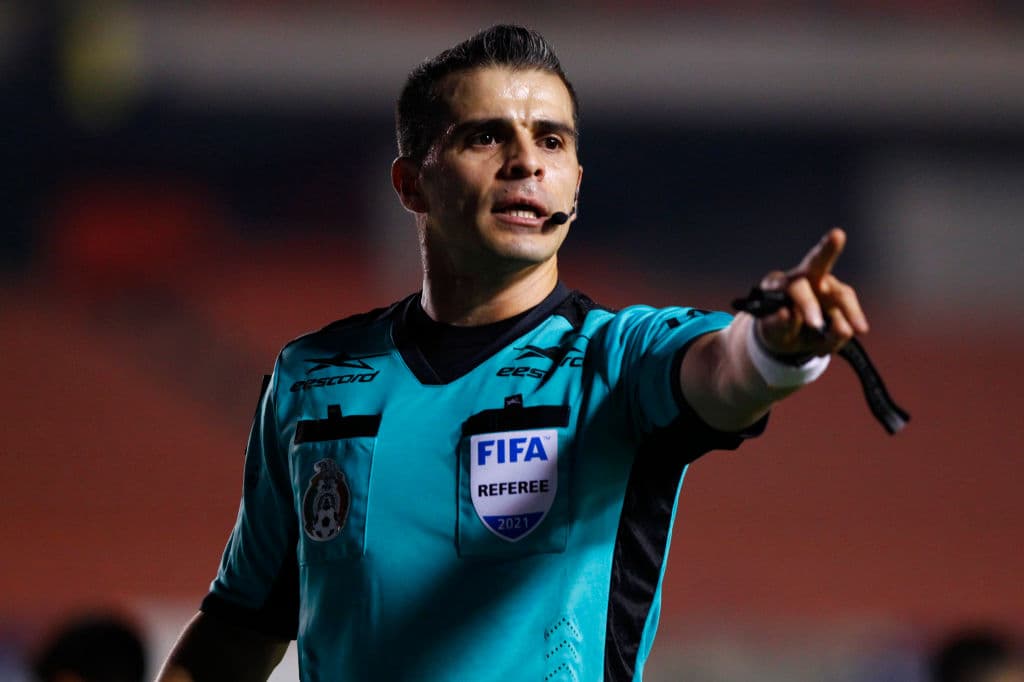 Alexis Canelo tuvo la oportunidad de abrir el marcador desde los once pasos apenas rebasados los 70’ de juego, pero el cancerbero escarlata atajó el tiro con poco esfuerzo. Toluca y San Luis llegaron a 18 y 12 unidades, respectivamente. En la J11, San Luis visitará Querétaro y Toluca recibirá al Pachuca.