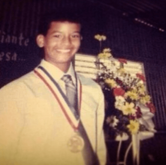 Es uno de los máximos representantes del reggaetón. Su nombre completo es 
<b><a href="https://www.univision.com/especiales/premio-lo-nuestro/daddy-yankee-no-coquetea-con-otros-generos-video">Ramón Luis Ayala Rodríguez</a></b> y nació en Puerto Rico el 3 de febrero de 1977.