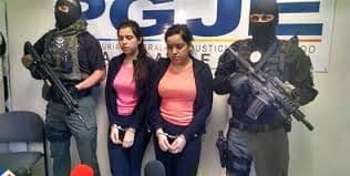 Alma Rosa y Karla Morales al momento de su presentación por parte de las autoridades. Foto de la policía local.